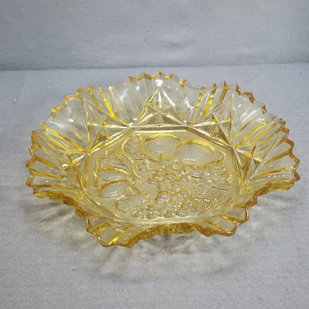 Vintage Amber‎ Glass Fruit Bowl Scalloped Starburst Embossed Grapes Yellow 9.5in